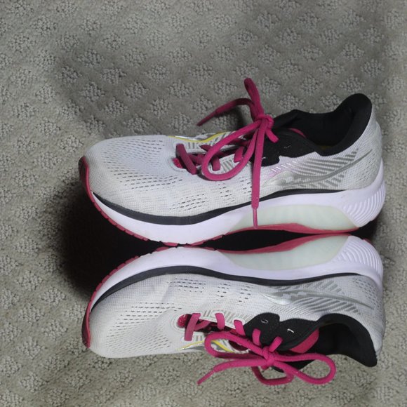 Saucony Women's Size 7.5 Light Grey, Black and Pink Running Shoes S10654-55 - Picture 3 of 6